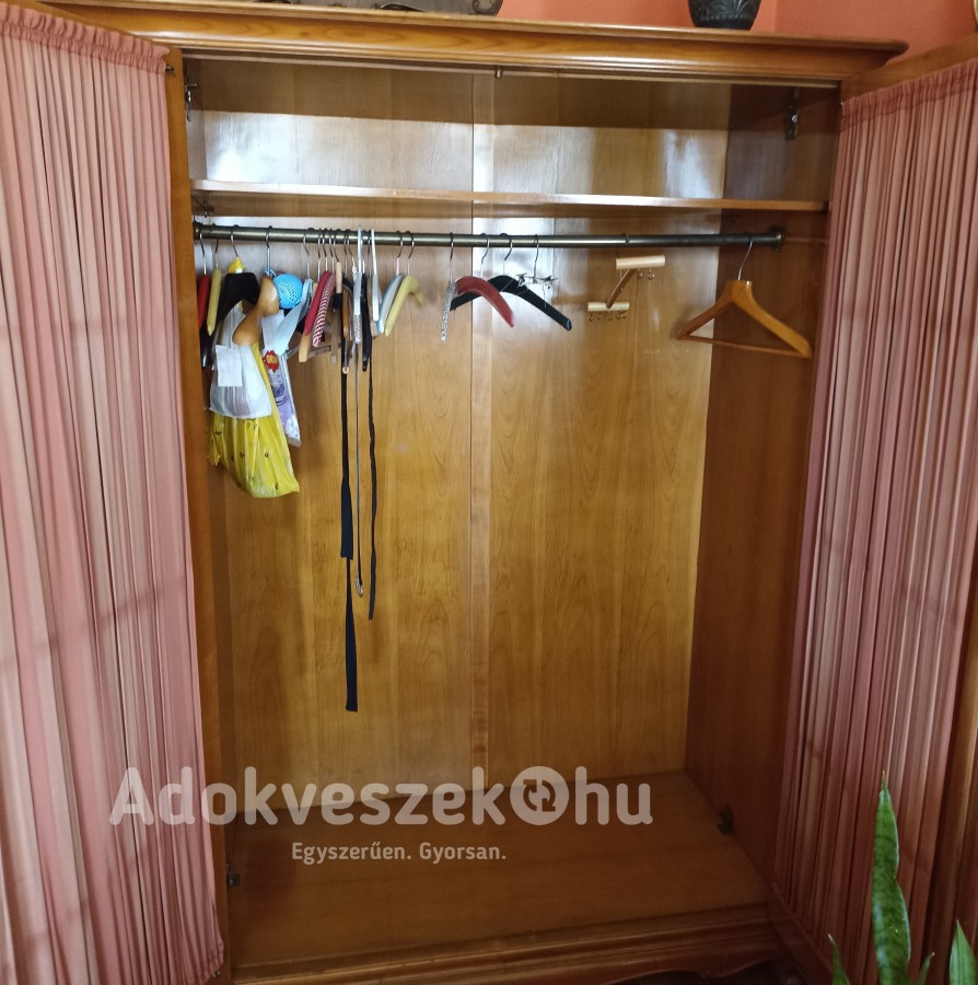 Neobarokk öltözködő szekrény