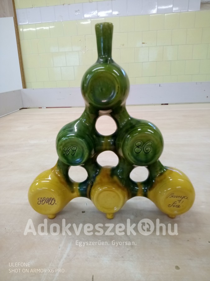 Banga Sándorné HMV Iparművész által készített agyag dísz italtartó bokályok