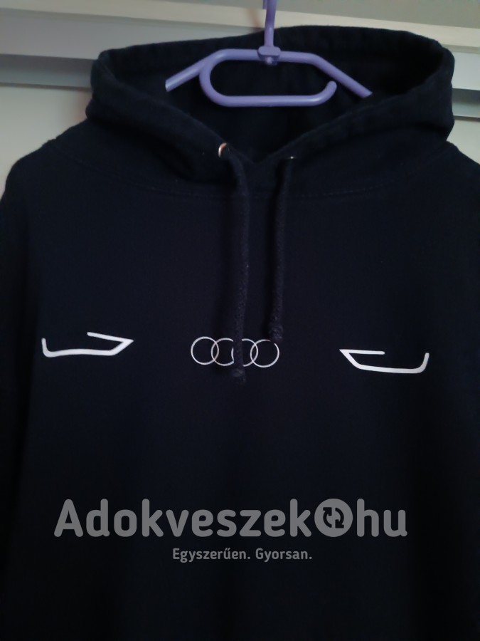 Fèrfi ' Audi " feliratú kapucnis pulóver eladó 