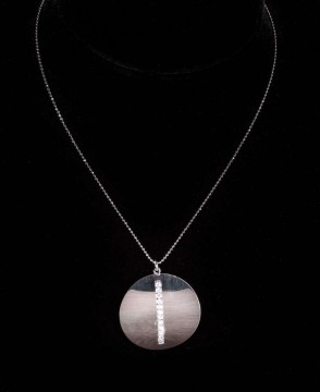 Vékony ezüst nyaklánc hajlított merev gömb medállal
